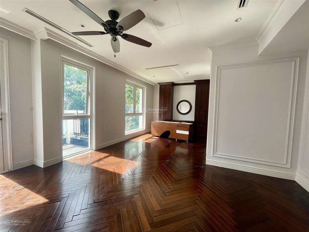 Cho thuê biệt thự đơn lập vinhomes riverside, 550m2, sân vườn rộng, view đẹp, giá 160tr