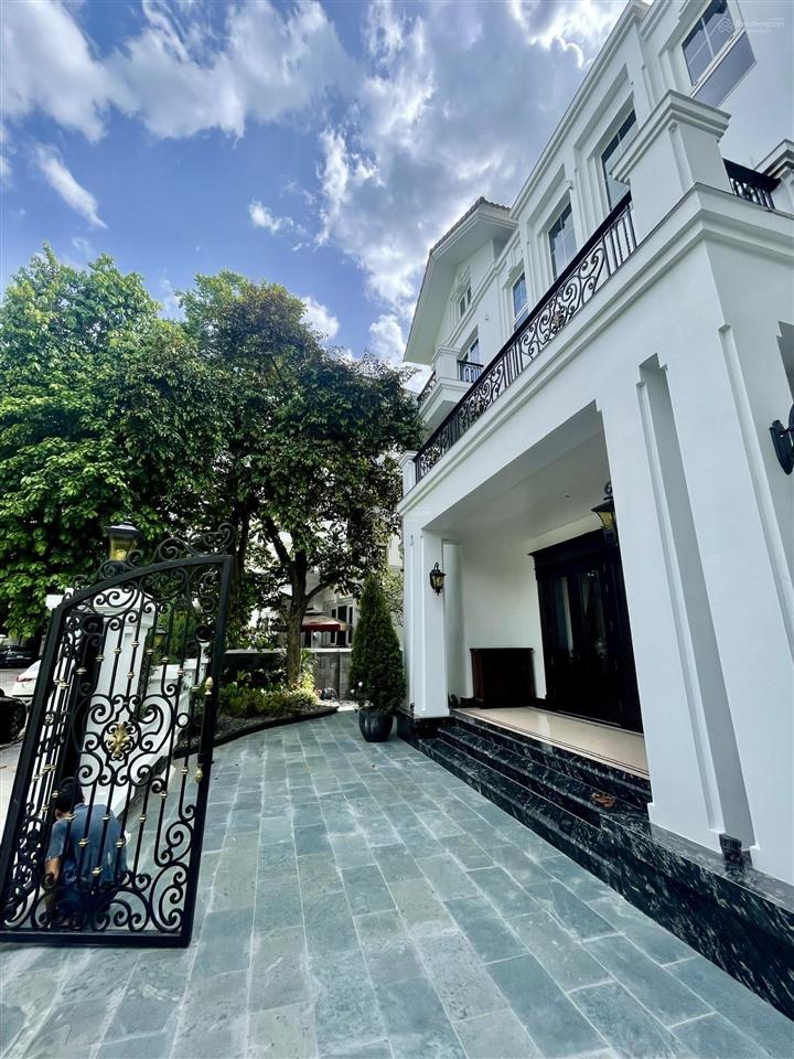 Cho thuê biệt thự đơn lập vinhomes riverside, 550m2, sân vườn rộng, view đẹp, giá 160tr