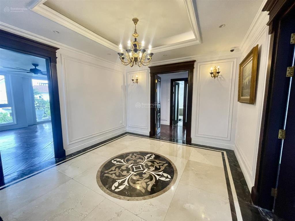 Cho thuê biệt thự đơn lập vinhomes riverside, 550m2, sân vườn rộng, view đẹp, giá 160tr