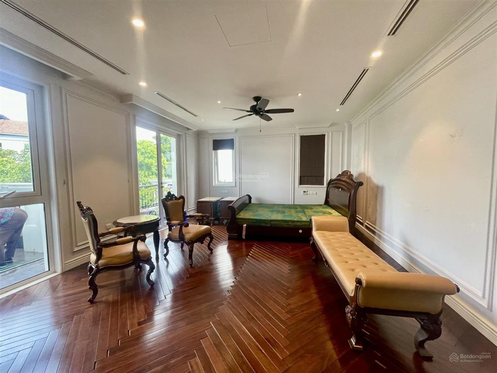 Cho thuê biệt thự đơn lập vinhomes riverside, 550m2, sân vườn rộng, view đẹp, giá 160tr