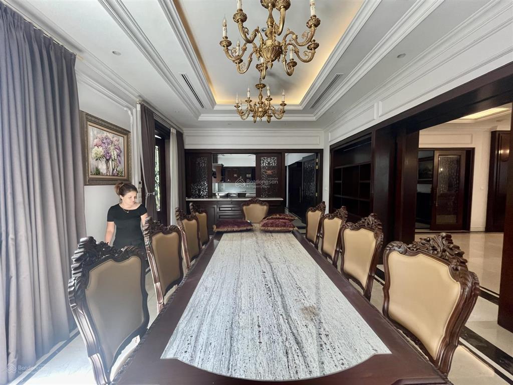 Cho thuê biệt thự vinhomes riverside, 550m2, sân vườn thoáng, giá tốt chỉ 90tr