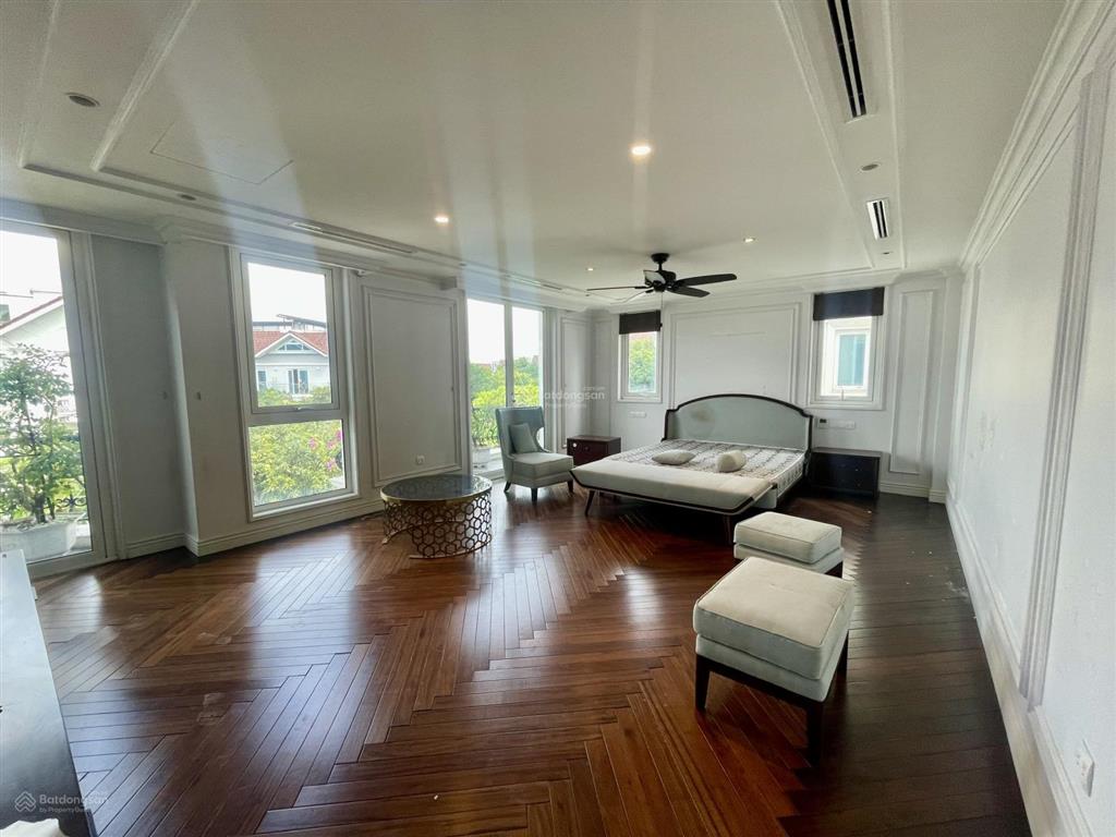 Cho thuê biệt thự vinhomes riverside, 550m2, sân vườn thoáng, giá tốt chỉ 90tr