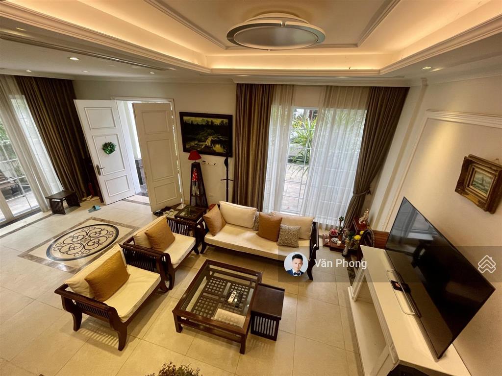 Cho thuê biệt thự vinhomes riverside, 220m2, full nội thất, sân vườn đẹp, giá 40tr