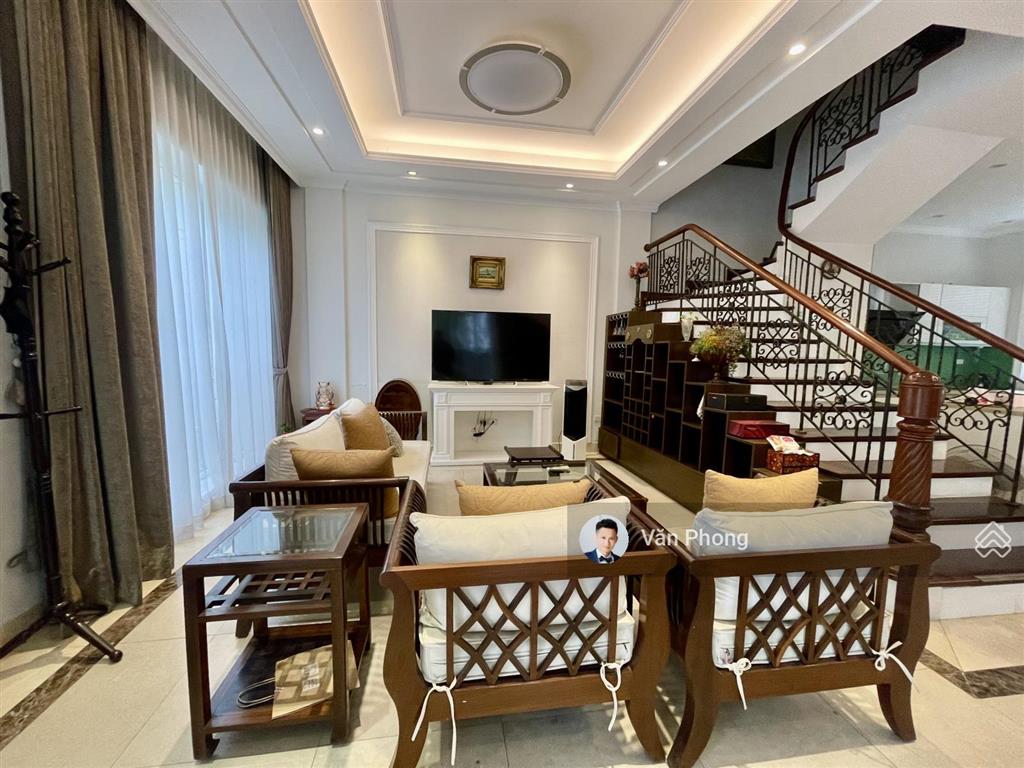 Cho thuê biệt thự vinhomes riverside, 220m2, full nội thất, sân vườn đẹp, giá 40tr