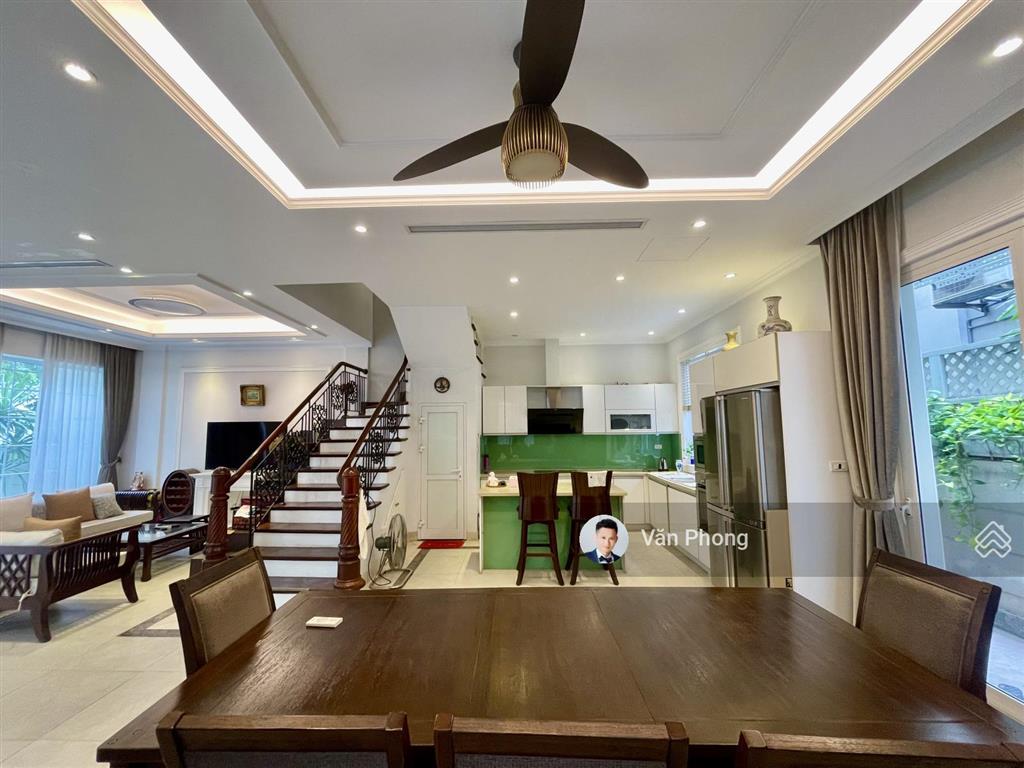Cho thuê biệt thự vinhomes riverside, 220m2, full nội thất, sân vườn đẹp, giá 40tr