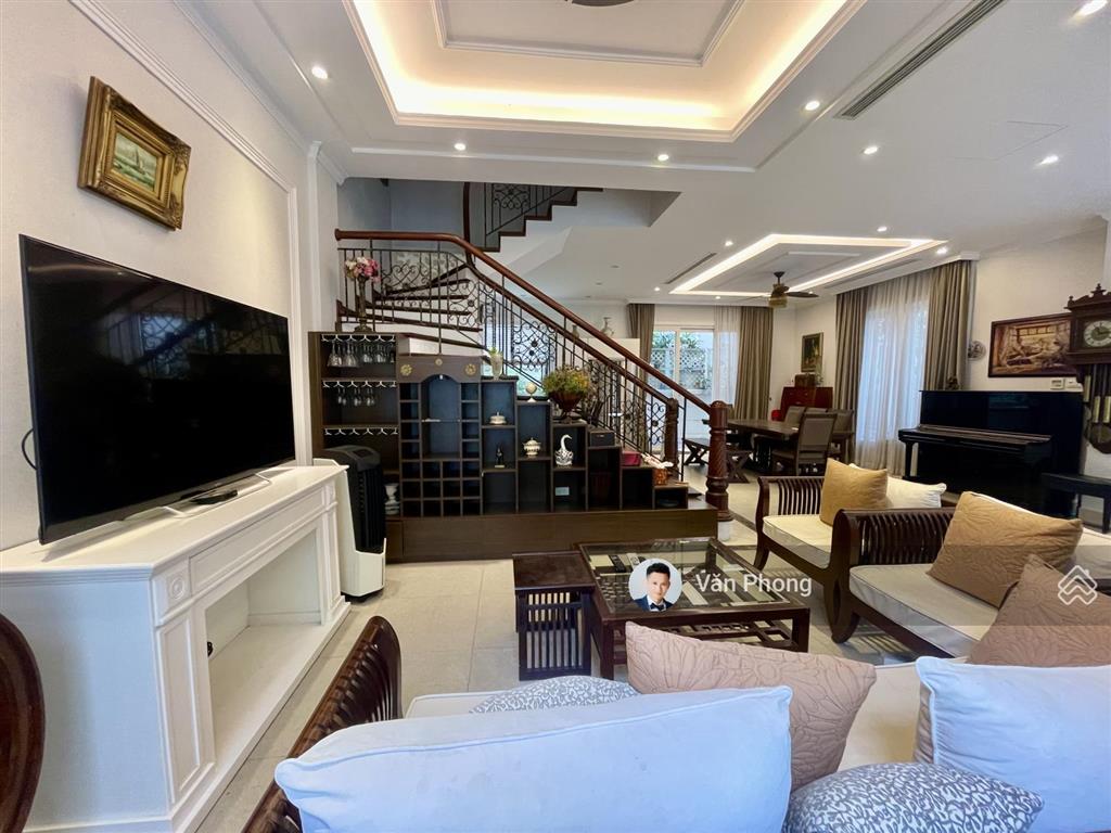 Cho thuê biệt thự vinhomes riverside, 220m2, full nội thất, sân vườn đẹp, giá 40tr