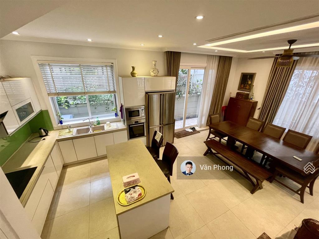 Cho thuê biệt thự vinhomes riverside, 220m2, full nội thất, sân vườn đẹp, giá 40tr