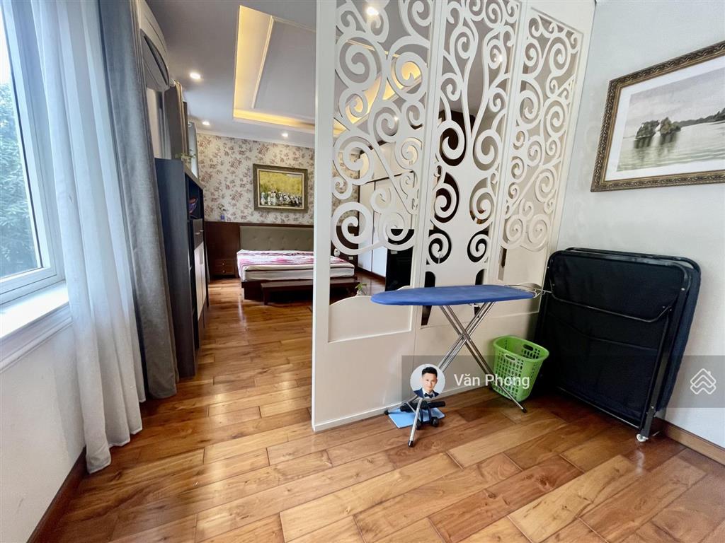 Cho thuê biệt thự vinhomes riverside, 220m2, full nội thất, sân vườn đẹp, giá 40tr