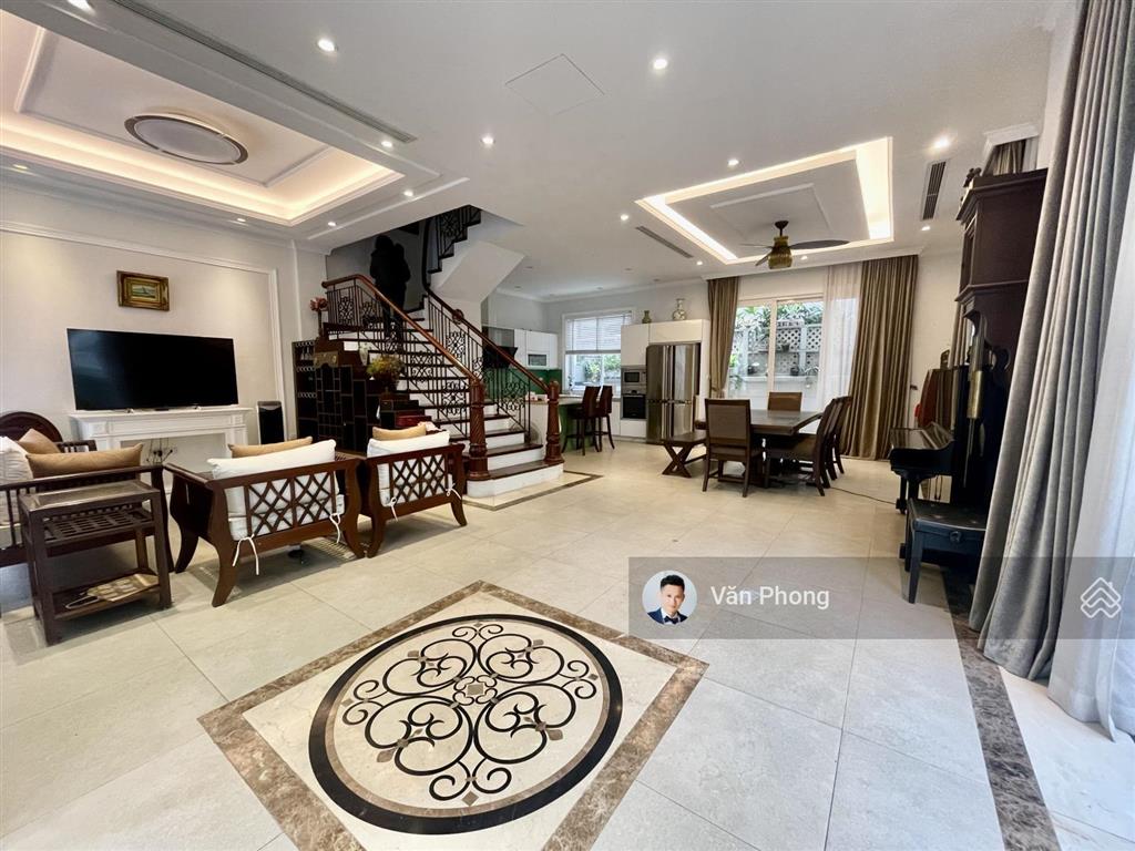 Cho thuê biệt thự vinhomes riverside, 220m2, full nội thất, sân vườn đẹp, giá 40tr