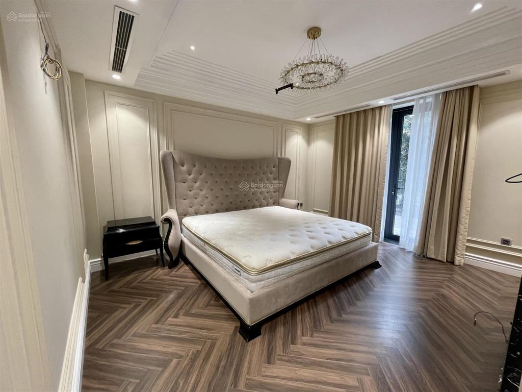 Cho thuê biệt thự đơn lập vinhomes riverside, 5pn, sân vườn rộng, full nội thất, giá 150tr