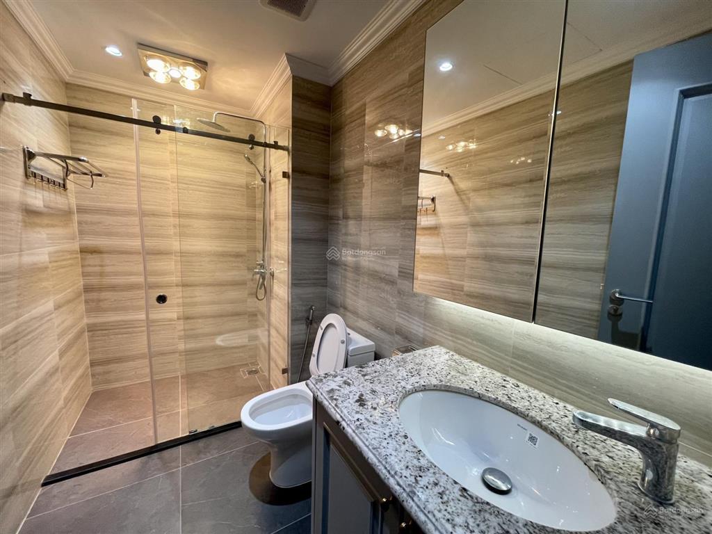Cho thuê biệt thự đơn lập vinhomes riverside, 5pn, sân vườn rộng, full nội thất, giá 150tr