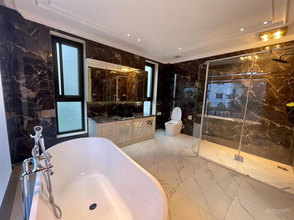 Cho thuê biệt thự đơn lập vinhomes riverside, 5pn, sân vườn rộng, full nội thất, giá 150tr