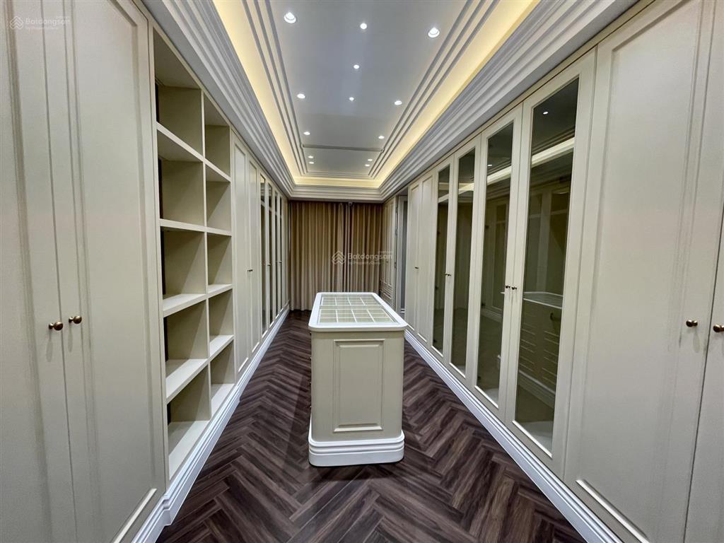 Cho thuê biệt thự đơn lập vinhomes riverside, 5pn, sân vườn rộng, full nội thất, giá 150tr
