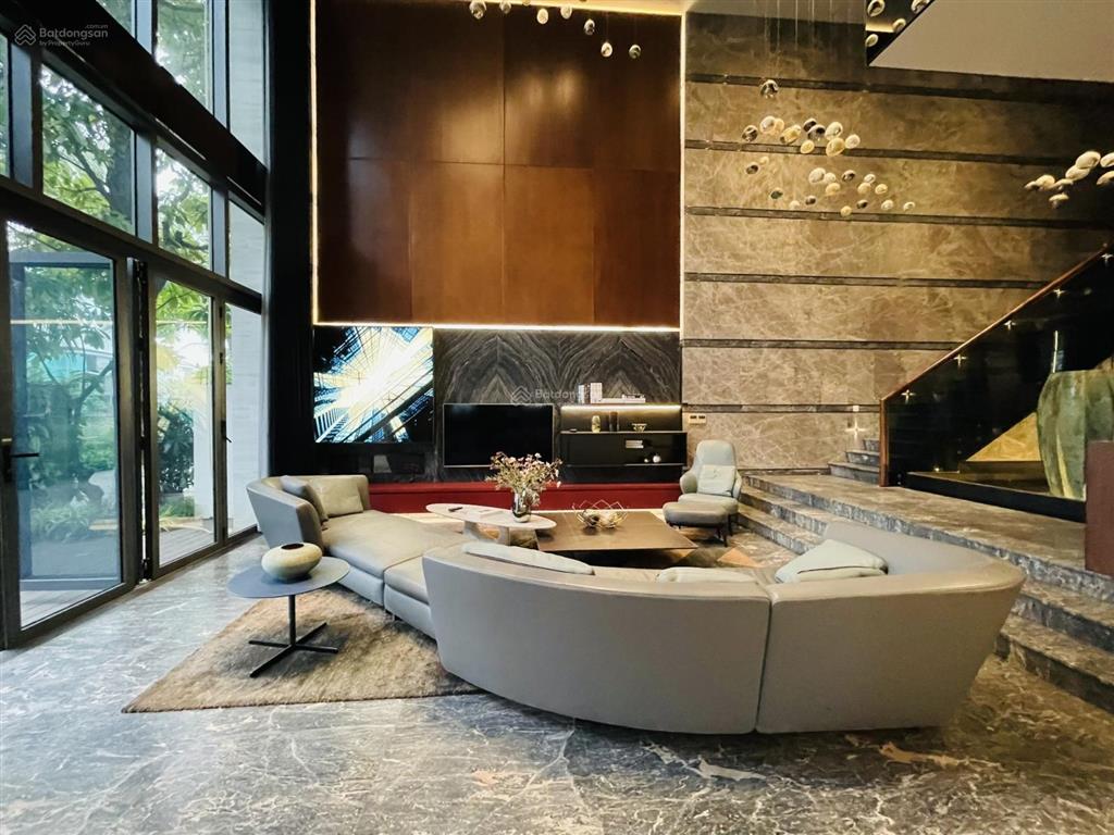 Cho thuê biệt thự đơn lập vinhomes riverside, 5pn, sân vườn rộng, full nội thất, giá 150tr