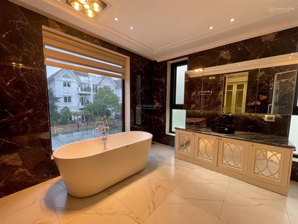 Cho thuê biệt thự đơn lập vinhomes riverside, 5pn, sân vườn rộng, full nội thất, giá 150tr