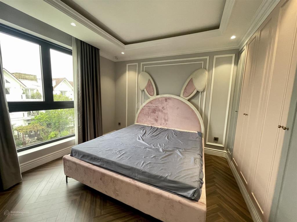 Cho thuê biệt thự đơn lập vinhomes riverside, 5pn, sân vườn rộng, full nội thất, giá 150tr