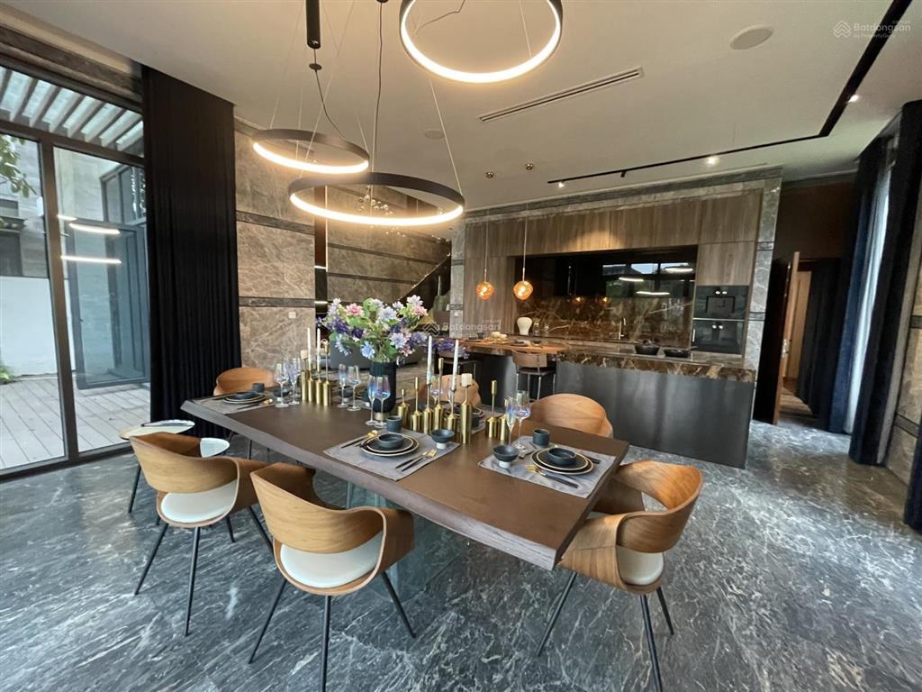 Cho thuê biệt thự đơn lập vinhomes riverside, 5pn, sân vườn rộng, full nội thất, giá 150tr