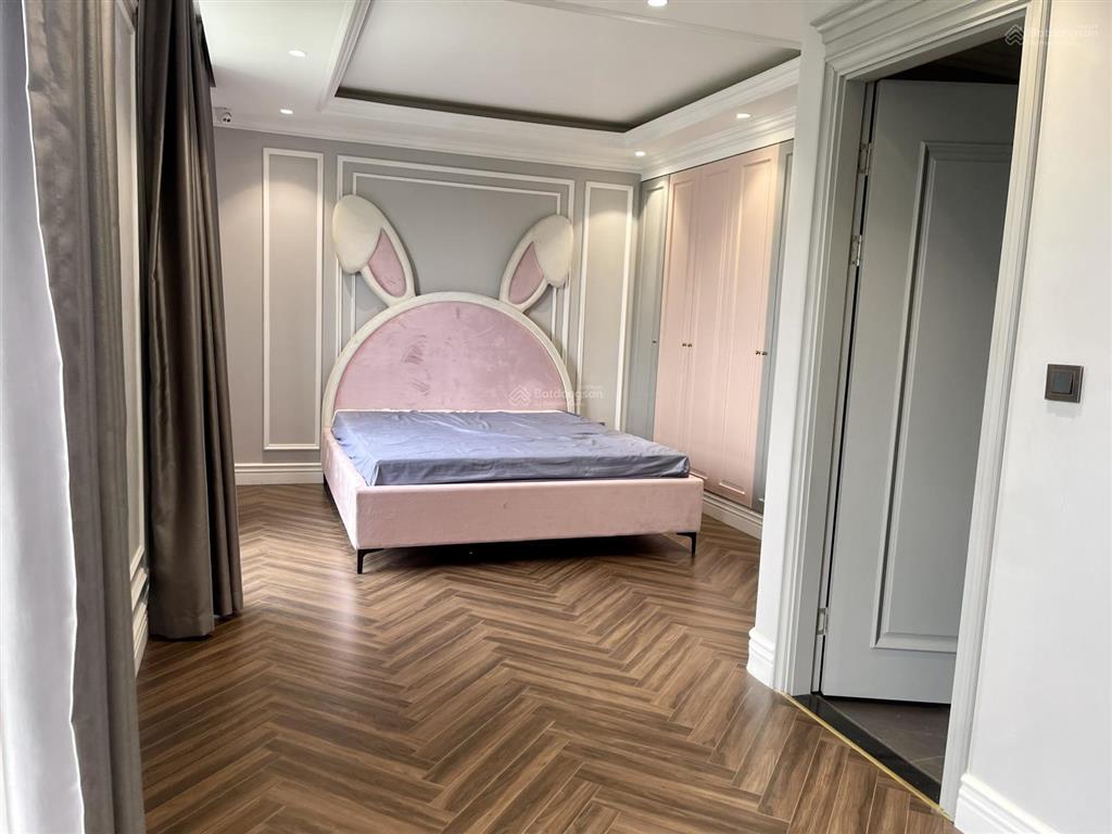Cho thuê biệt thự đơn lập vinhomes riverside, 5pn, sân vườn rộng, full nội thất, giá 150tr
