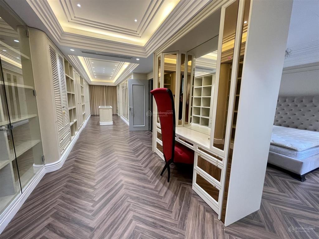 Cho thuê biệt thự đơn lập vinhomes riverside, 5pn, sân vườn rộng, full nội thất, giá 150tr