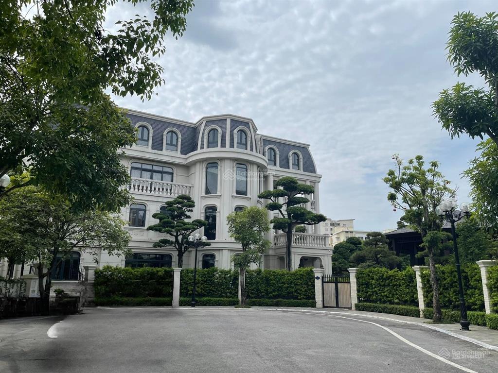 Cho thuê biệt thự đơn lập vinhomes riverside, 5pn, sân vườn rộng, full nội thất, giá 150tr