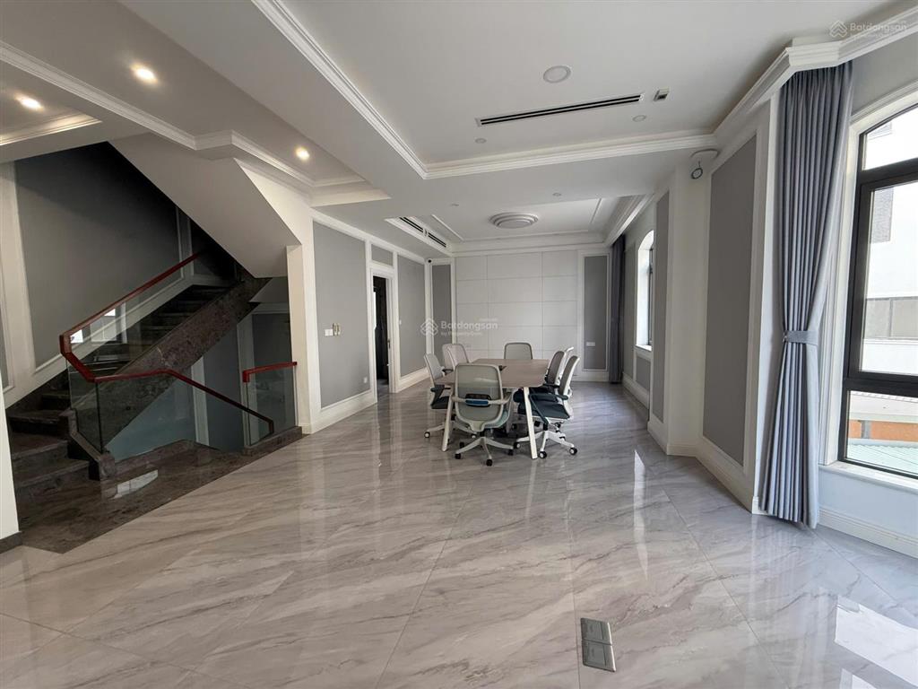 Bán căn biệt thự đơn lập vicroria village, 267m2, nhà full nội thất có thang máy giá 65 tỷ