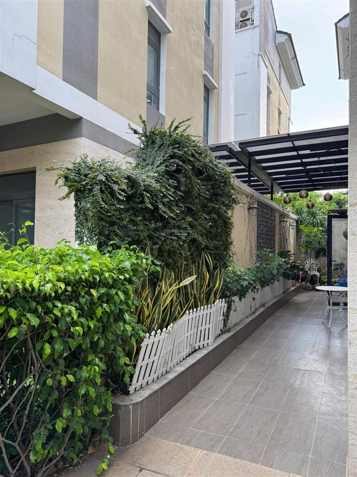 Cho thuê nhà phố có sân vườn verosa park, full nội thất cao cấp 105m2, 4 pn giá 35 tr/tháng