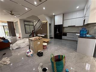 Cho thuê nhà hoàn thiện full nội thất đẹp kdc verosa park. 3 pn master, 4wc, bếp, tivi, tủ lạnh mới