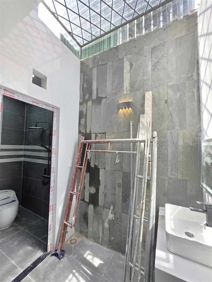 Bán nhà 1 trệt 2 lầu hoàn công gần ngã tư miếu ông cù 500m, nội thất đầy đủ bình chuẩn tp. thuận an