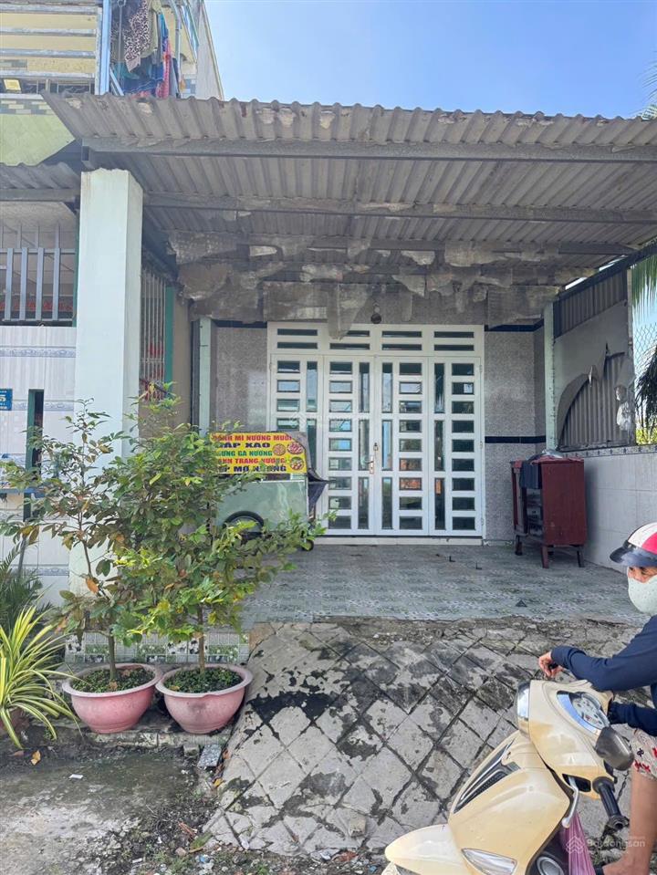 Bán nhà gấp 1ty100tr nhà gần đường dt 823d đức hoà thượng