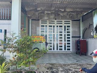 Bán nhà gấp 1ty100tr nhà gần đường dt 823d đức hoà thượng