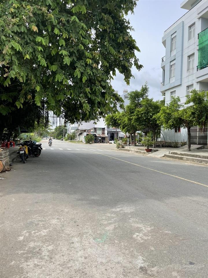 7,750tỷ. đất nền mt đường số 5, kdc phong phú 5. dt 4,5x18m. sổ hồng riêng