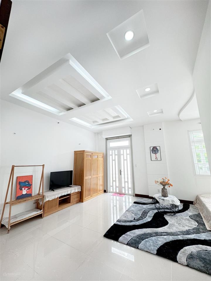 Biệt thự 3 tầng. dt 7x19,5m thuộc khu dân cư phong phú 5, cách bến xe q8 vào 500m