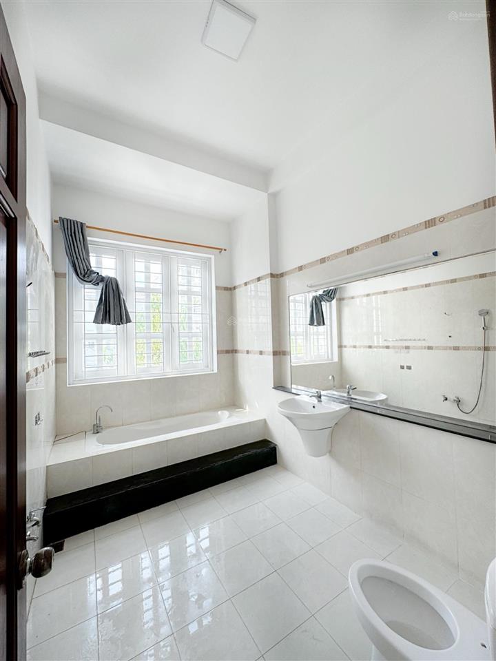 Kẹt ngân hàng cần bán gấp căn biệt thự 3 tầng, kdc phong phú 5, dt 7x19,5m, sổ hồng hoàn công
