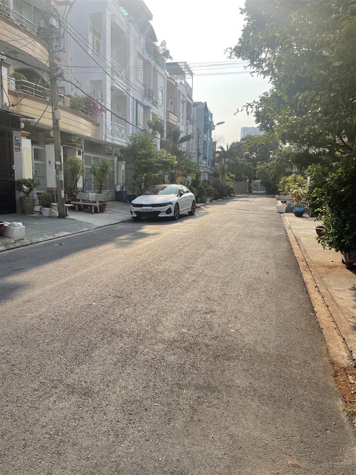 Đất nền biệt thự dt 9x19,5m, thuộc khu dân cư phong phú 5, cách bến xe quận 8 vào 700m