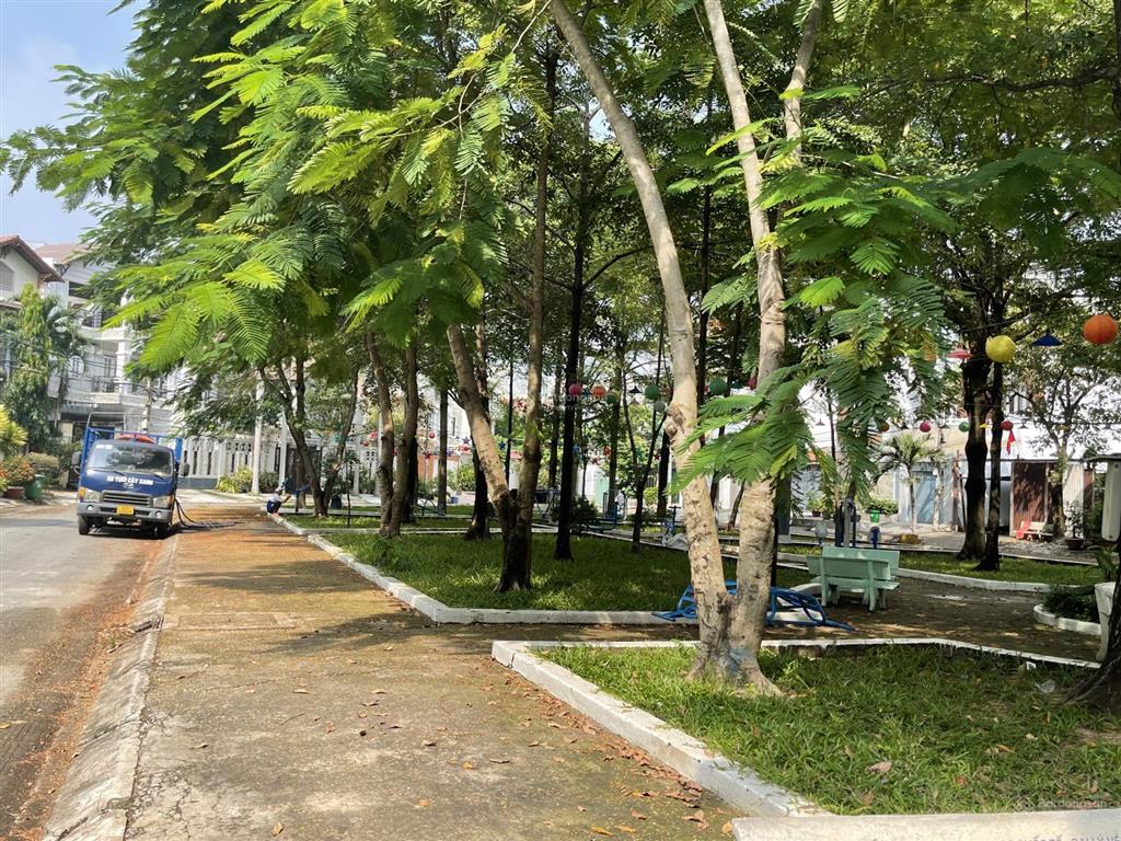 Nhà bán đối diện công viên phúc an khang, thuộc kdc phong phú 5. dt 4,5x19m xây 4 lầu