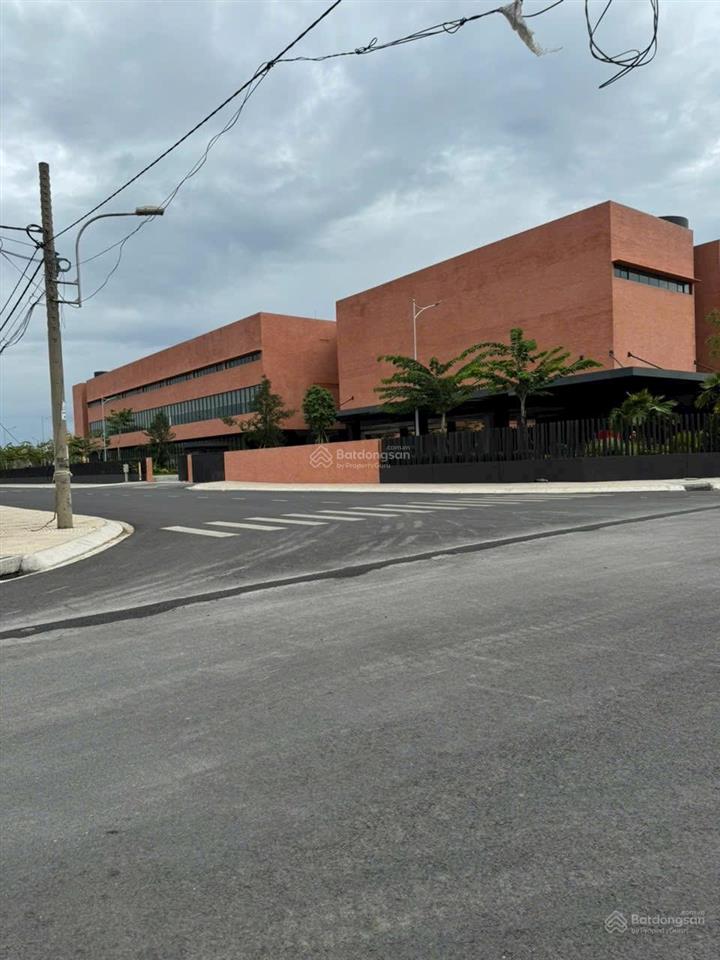 Bán nền đất đối diện công viên, kế ngay trường quốc tế uts, thuộc kdc ấp 5 phong phú, dt 7x19,5m