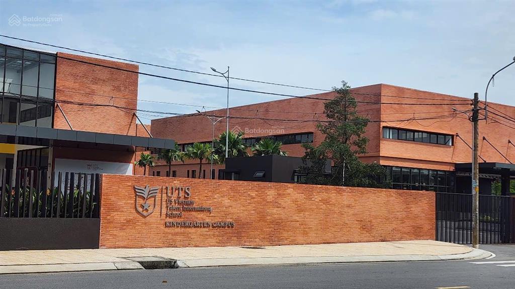 Bán nền đất đối diện công viên, kế ngay trường quốc tế uts, thuộc kdc ấp 5 phong phú, dt 7x19,5m