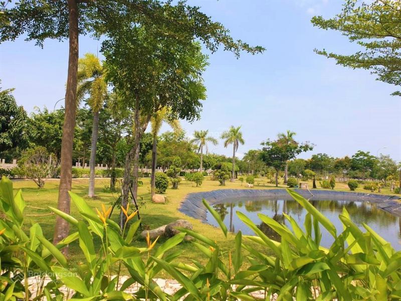 Chỉ 5,4 tỷ 100 m2 lô đối diện công viên kdc nhơn đức vph kề 3 trường đại học lớn. 0903 053 ***