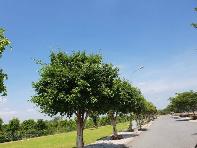 Chỉ 5,4 tỷ 100 m2 lô đối diện công viên kdc nhơn đức vph kề 3 trường đại học lớn. 0903 053 ***