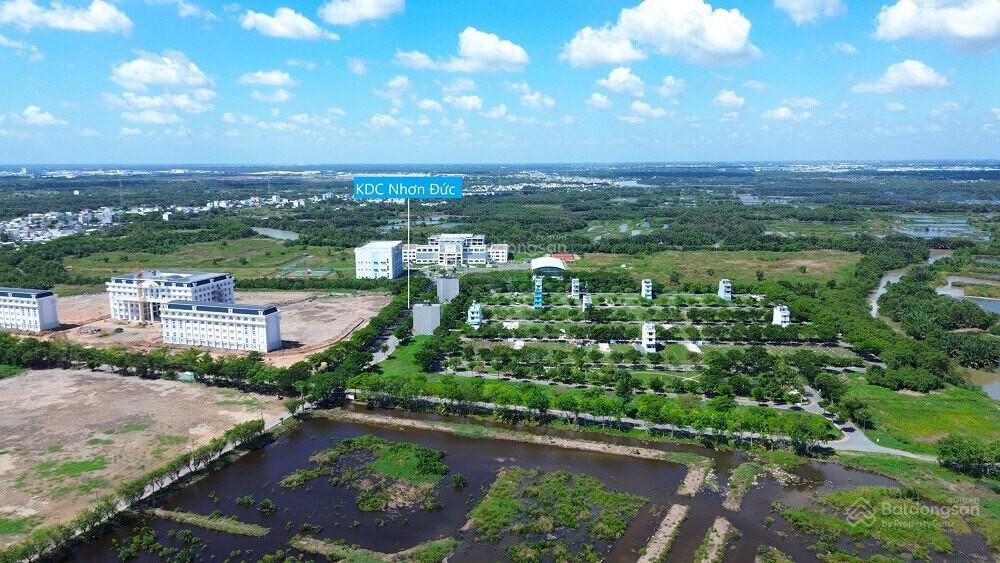 Chỉ 5,4 tỷ 100 m2 lô đối diện công viên kdc nhơn đức vph kề 3 trường đại học lớn. 0903 053 ***
