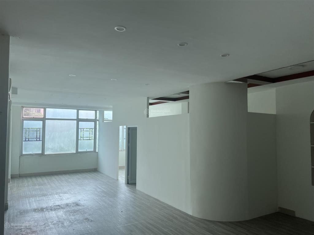 Chính chủ cho thuê văn phòng 70m2 phố nguyễn thị định.  0565 196 ***