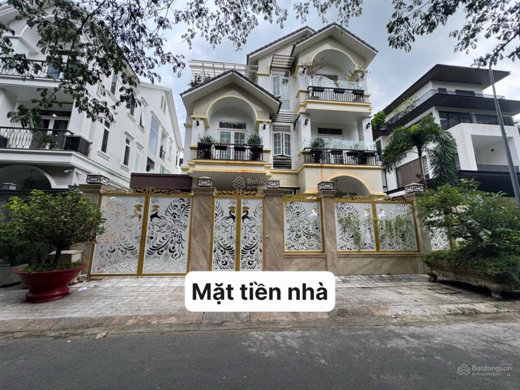 Bán biệt thự đẹp tại gia hòa, dt 300m2, 35 tỷ 5pn, 5wc đối diện với công viên lớn