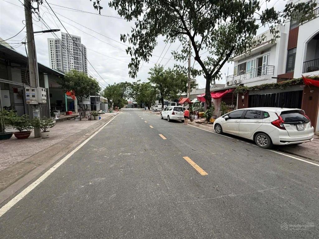 Bán đất tđc đh quốc gia dĩ an 100m full thổ cư đường 18m shr giá 4,1 tỷ sang gc