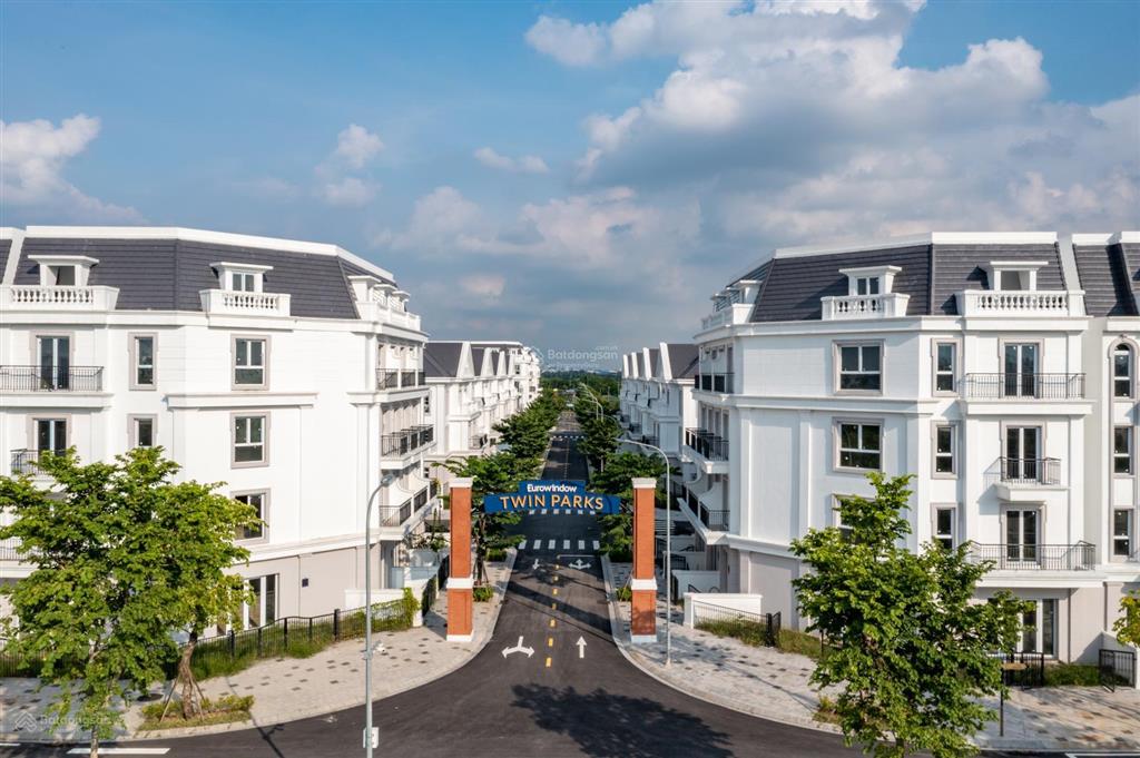 Bán lô góc ban tím dtich 95,7m/mt 15m đường 17m view hồ da eurowindow gia lâm