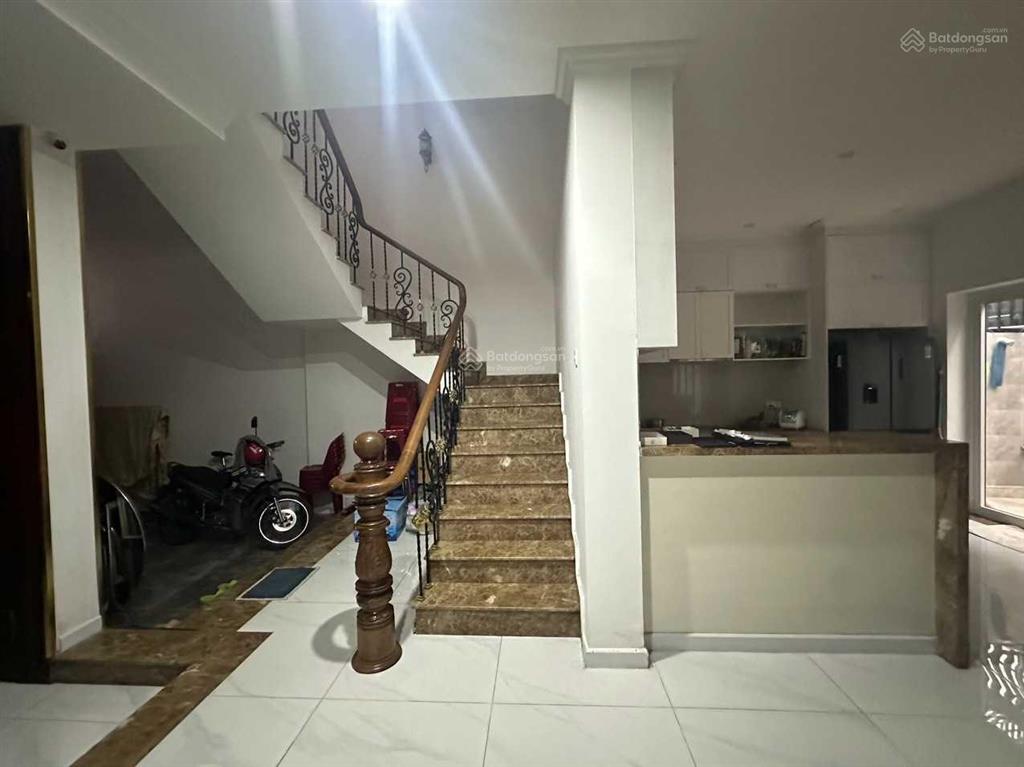 Khách bán gấp nhà phố kdc conic 13b. diện tích 8,5x18m gồm 1 trệt 2 lầu áp mái nhà đẹp. giá 12tytl