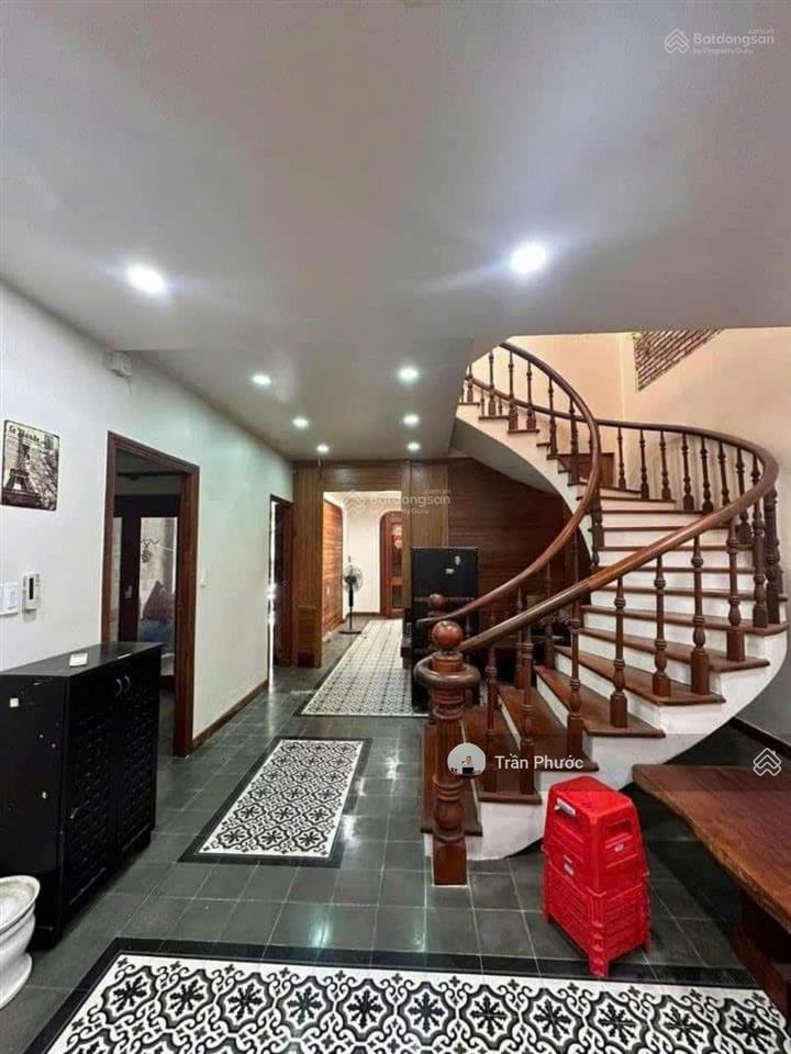 Cho thuê biệt thự sân vườn đường lê văn sỹ, phường 13, quận 3, dt 8x20m, 1 trệt 2 lầu sân vườn