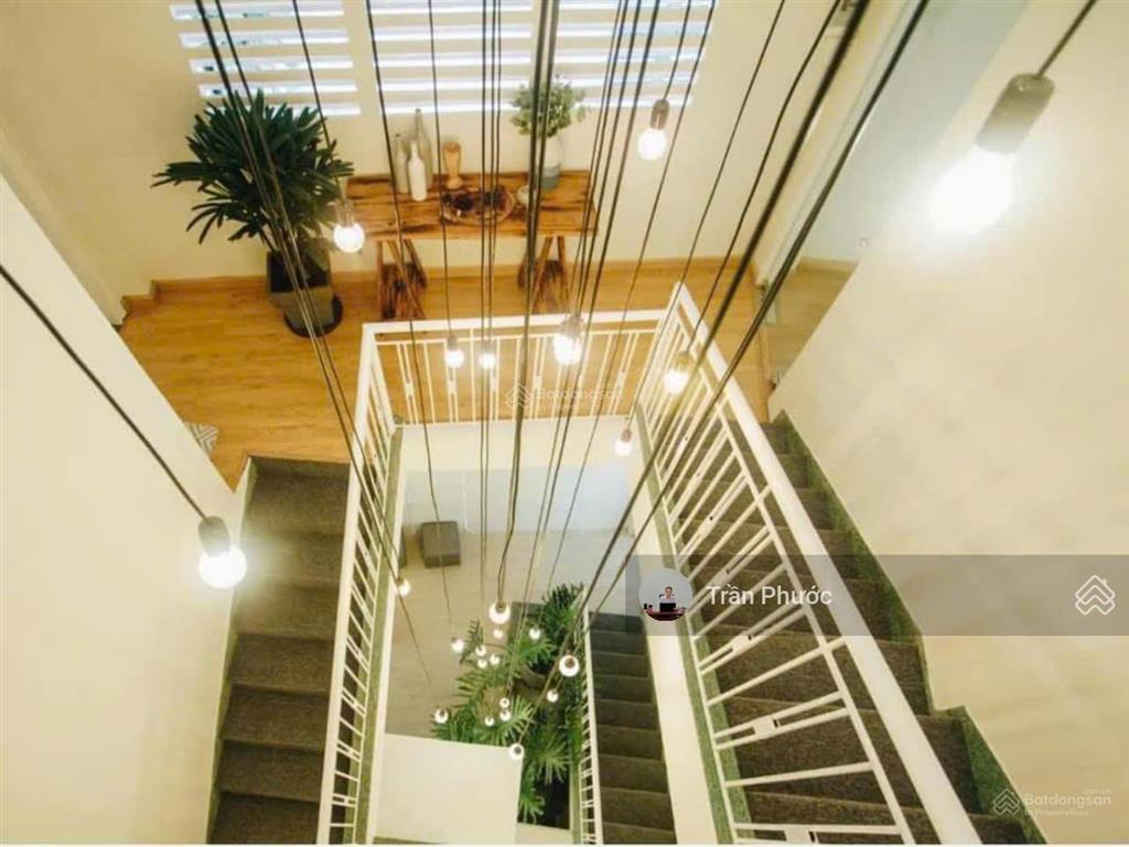 Cho thuê biệt thự sân vườn ngay đường hai bà trưng, phường vts, q3, dt12x22m 1 trệt 2 lầu sân vườn