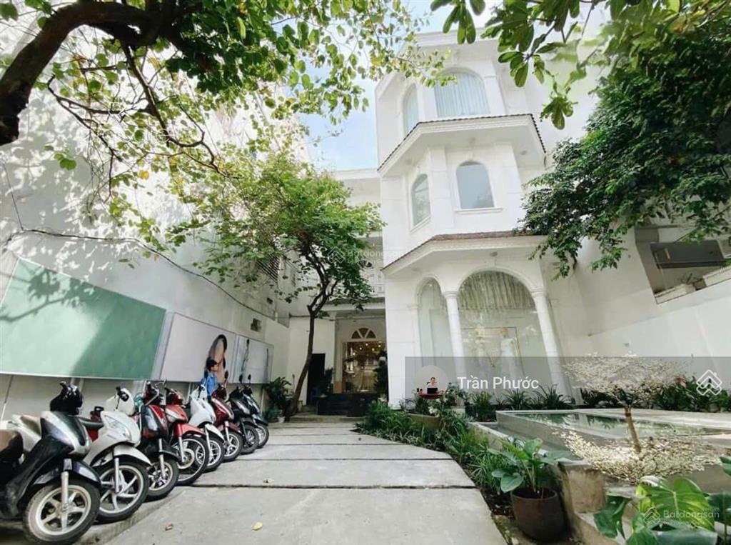 Cho thuê biệt thự sân vườn ngay đường hai bà trưng, phường vts, q3, dt12x22m 1 trệt 2 lầu sân vườn