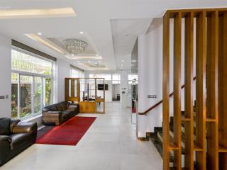 Biệt thự view hồ độc nhất vô nhị cần tìm chủ nhân mới, diện tích 200m2, có thang máy, full nội thất