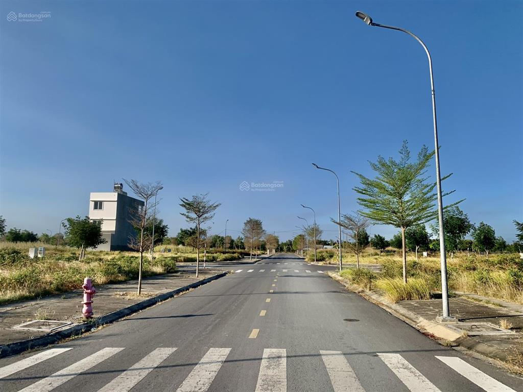 Bán gấp nền đất sổ đỏ 1,35 tỷ/80m, vị trí đẹp. bán lỗ so với giá gốc mua từ cđt 0909 063 ***.